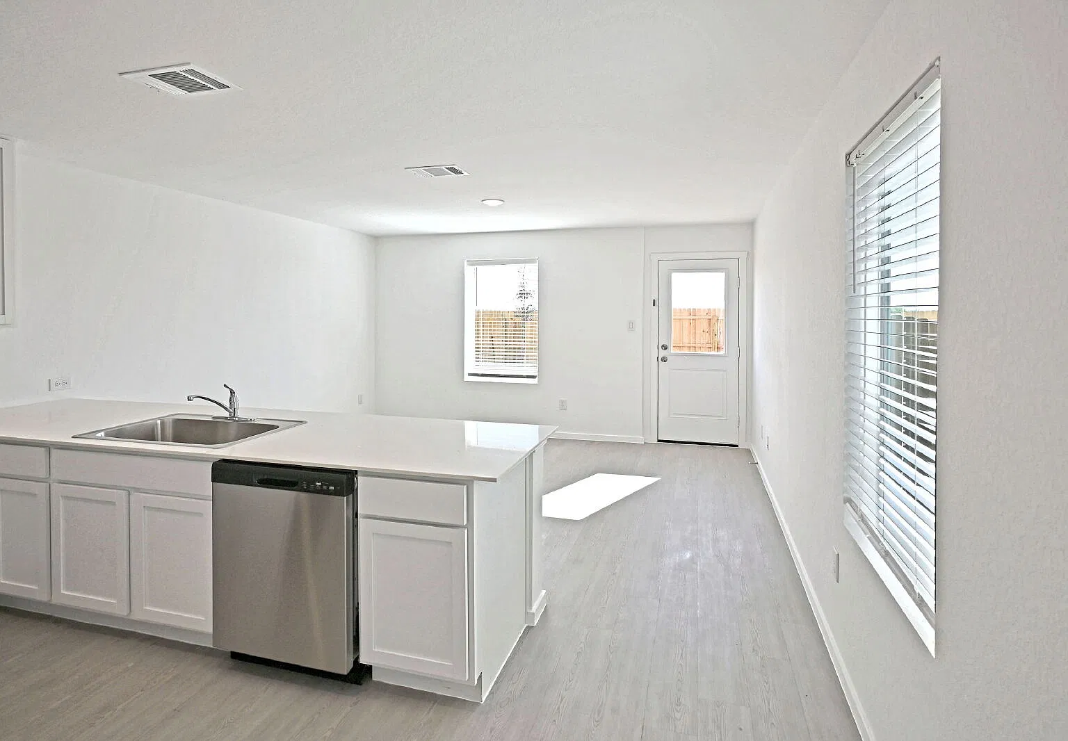 3 bed, 2.5 bath, 1189 sqft, $1,300 — Photo 4