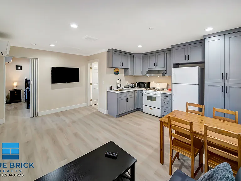 5843 Vanalden Ave — Photo 5
