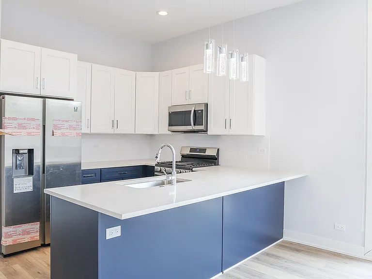 2402 W Carmen Ave #306 — Photo 3