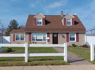 2 Rope Ln, Levittown, NY 11756