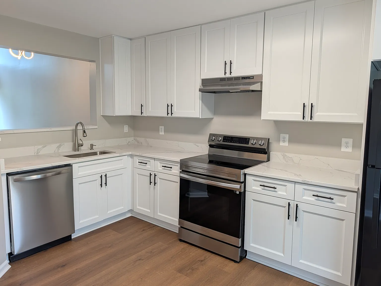 3 bed, 2.5 bath, 1950 sqft, $3,200 — Photo 2