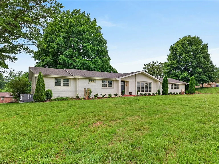 306 Locust Rd — Photo 2
