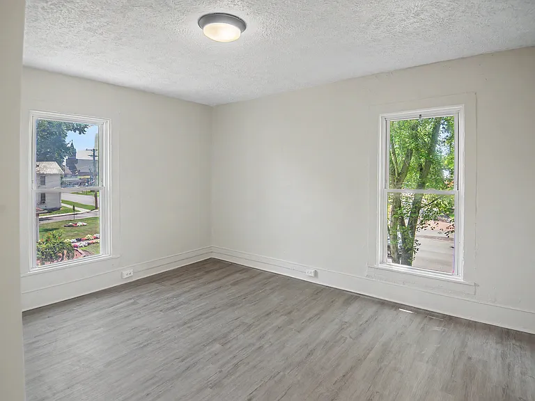 240 Warren Ave — Photo 7