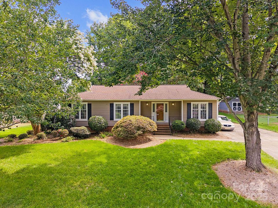 1st image of 2624 Castlewood Dr