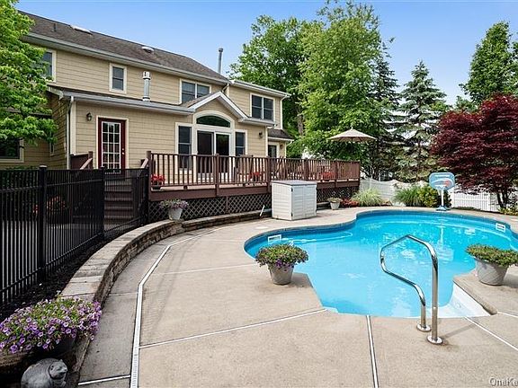 5th image of 155 Fairview Ave