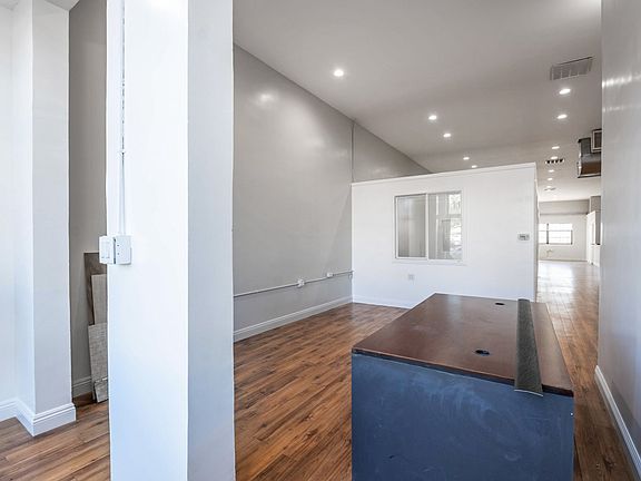 5th image of 1114 W Magnolia Blvd