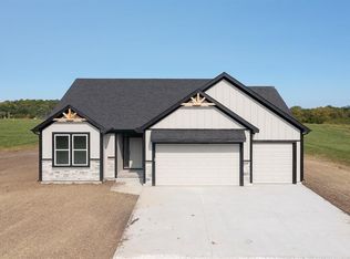 20035 Tonganoxie Dr, Tonganoxie, KS 66086