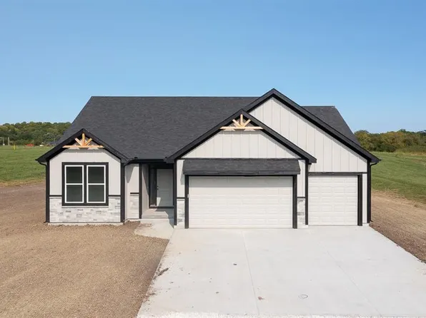 20035 Tonganoxie Dr, Tonganoxie, KS 66086