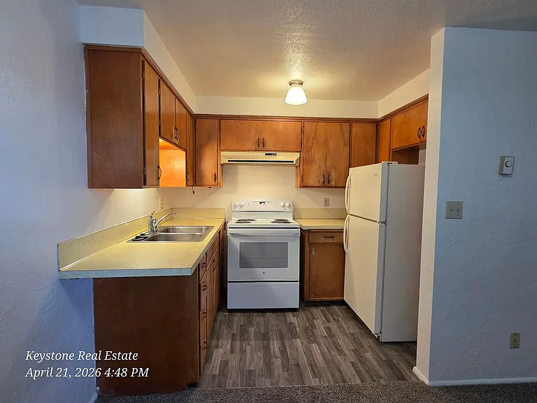 2785 Oak St — Photo 3