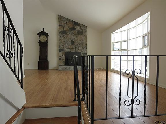 2nd image of 31 Carriage House Ln