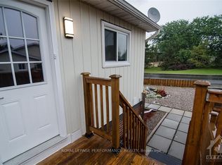 111 Dalehurst Dr #B, Ottawa, ON K2G 4E2