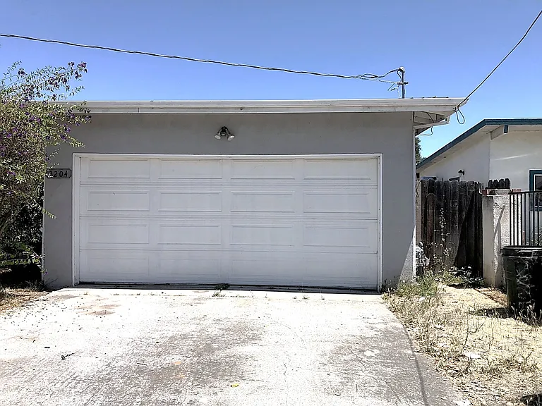 2204 Menalto Ave — Photo 2