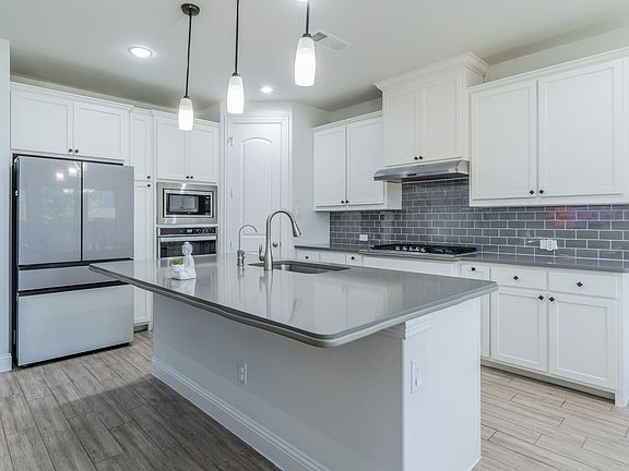 4th image of 921 Bayberry Dr