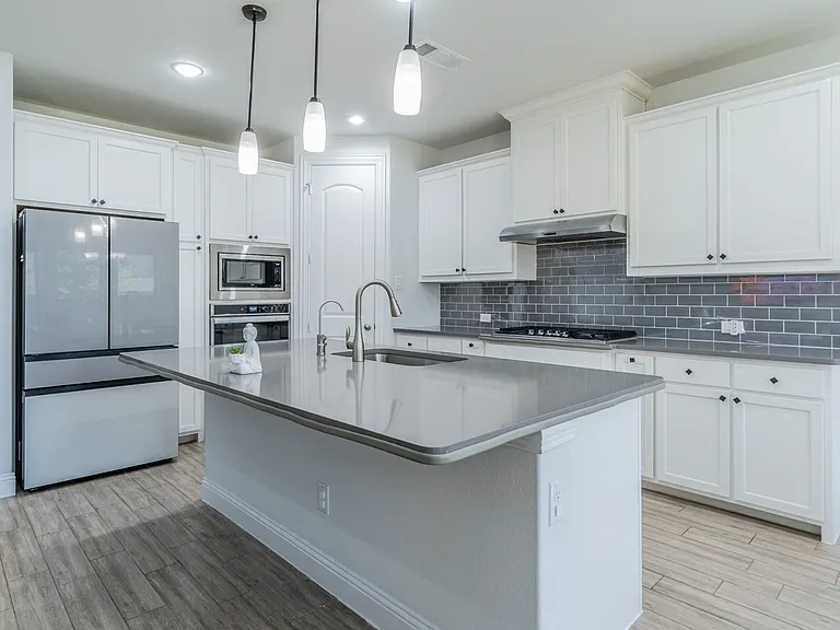 921 Bayberry Dr — Photo 4