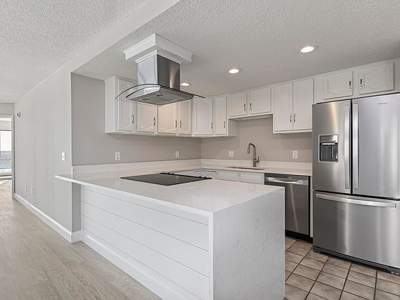 4th image of 205 E Grand Avenue #6C