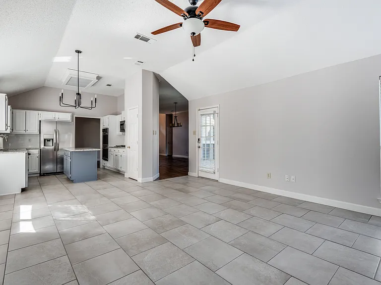 2608 Glenridge Dr — Photo 5