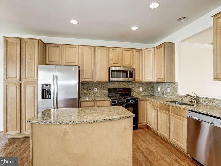 750 Monument Ave — Photo 15