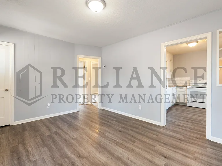 1047 S Glenn St — Photo 8