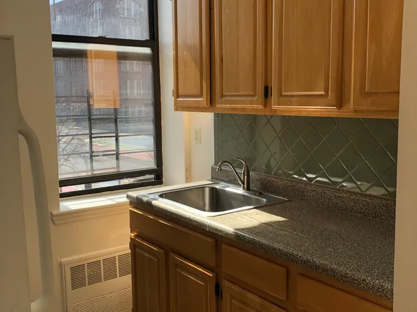 697 Dawson Street image 8 of 14