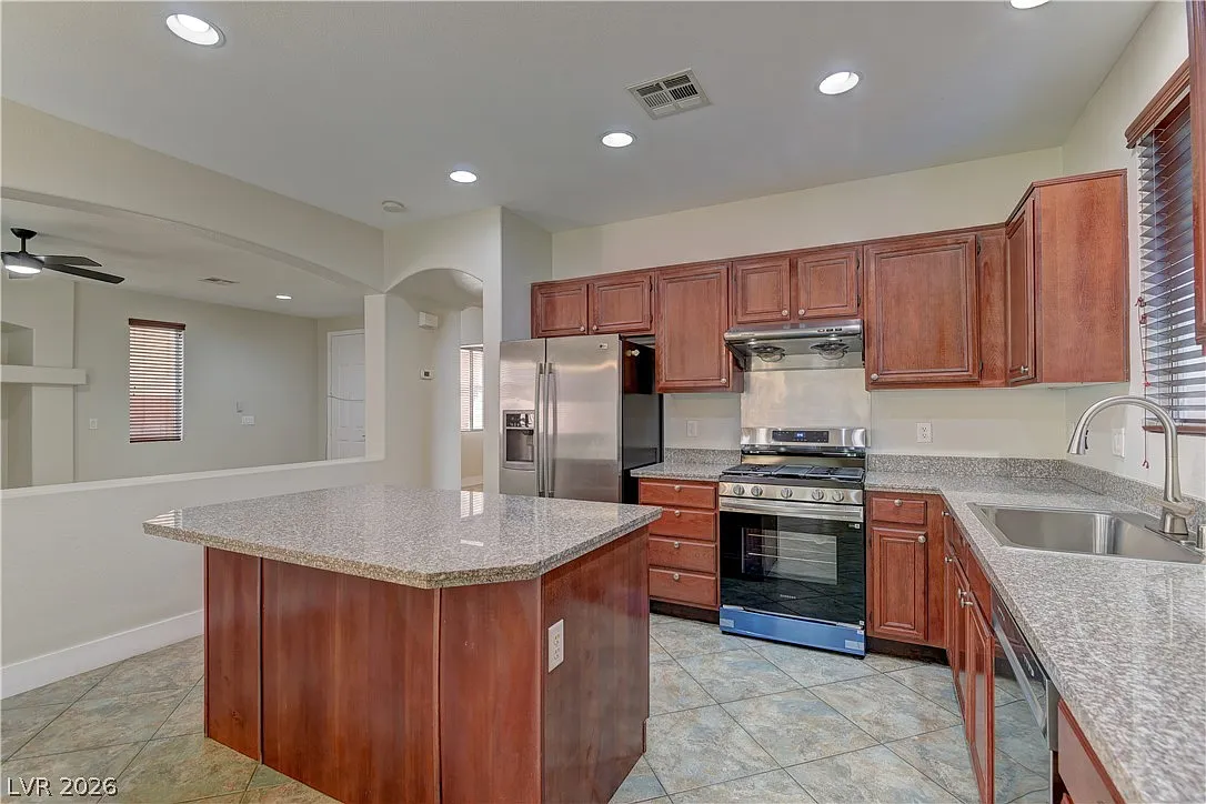 4 bed, 4.0 bath, 2356 sqft, $2,650 — Photo 4