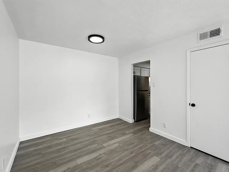 South Crest Apartments: All Bills Paid -Dazzling Dallas Apartments in Quiet Area! — Photo 16