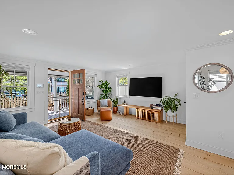 403 Sewall Ave — Photo 5