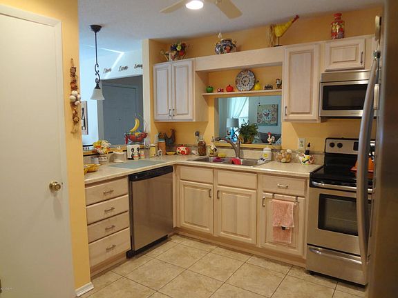 4th image of 10 Lakepoint Cir