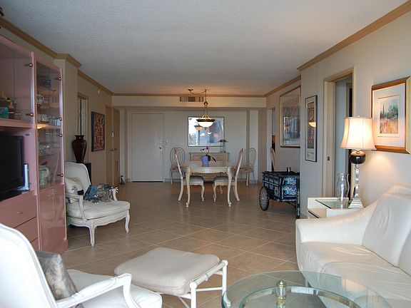 Living/dining room looking i