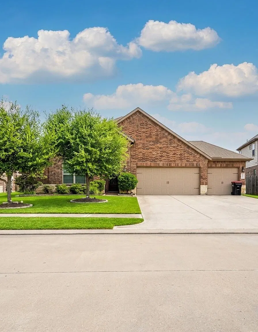 4 bed, 3.5 bath, 2642 sqft, $2,800 — Photo 1