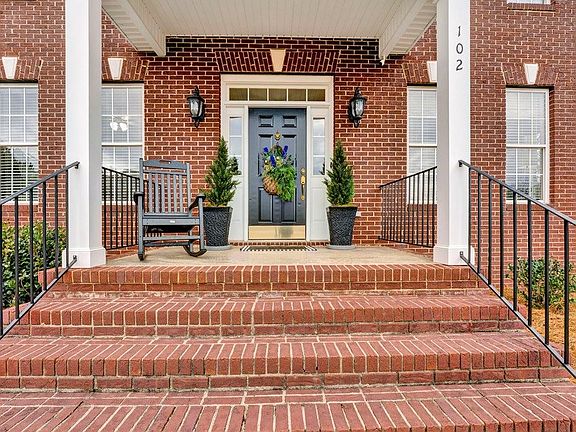 3rd image of 102 Erin Way