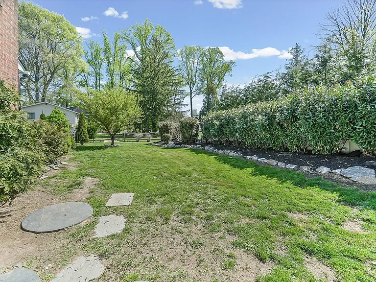 225 Chestnut St — Photo 36
