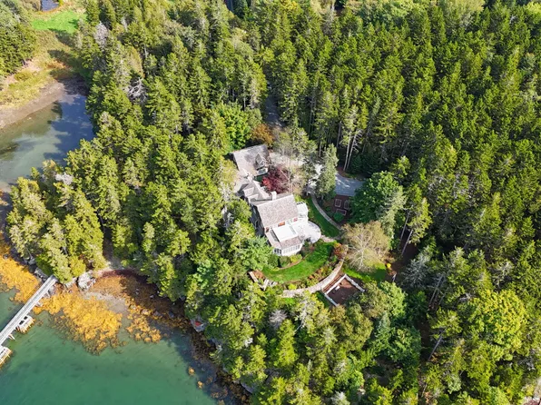 31 Harbor Lane, Brooksville, ME 04617