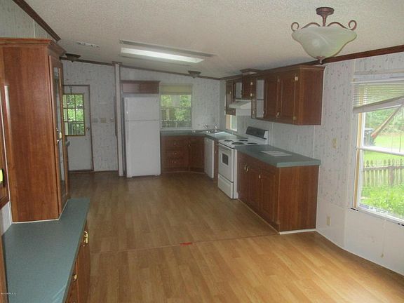 3rd image of 93 Horsetail Ave