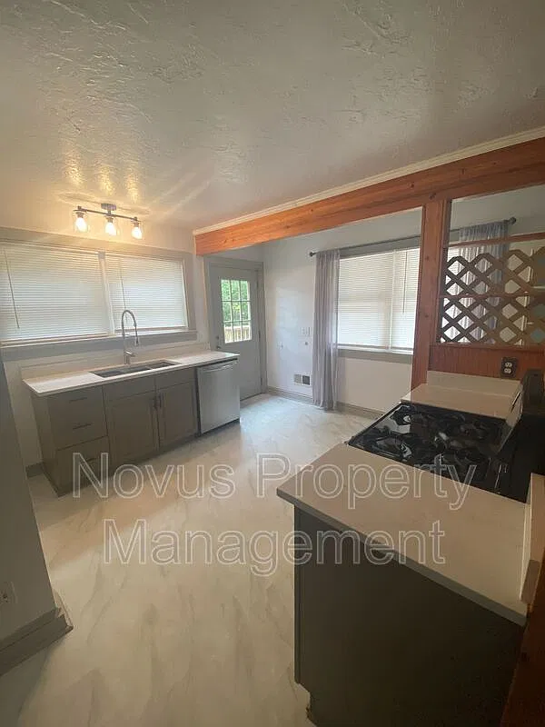 2 bed, 2.0 bath, 2014 sqft, $1,475 — Photo 4
