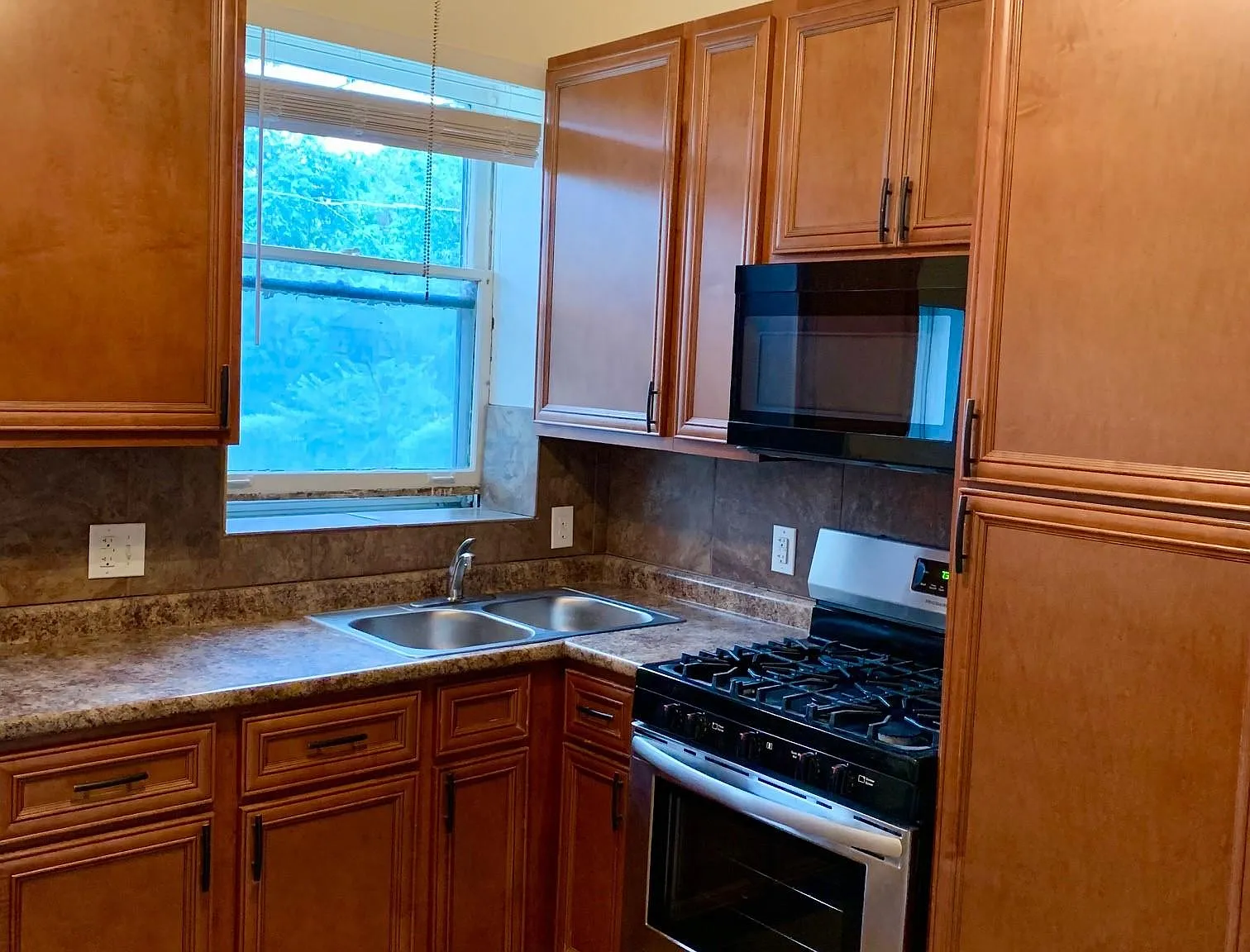 6 bed, 2.5 bath, 2500 sqft, $2,700 — Photo 3