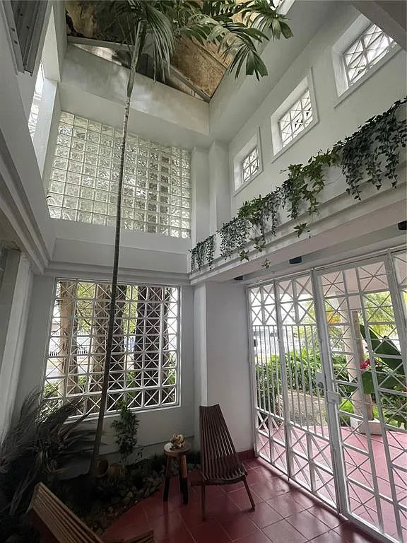 3 bed, 4.5 bath, 3100 sqft, $6,500 — Photo 3