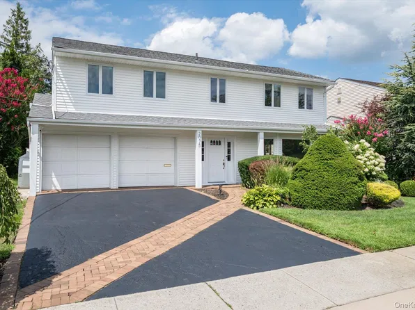 2075 Berkley Lane, Merrick, NY 11566