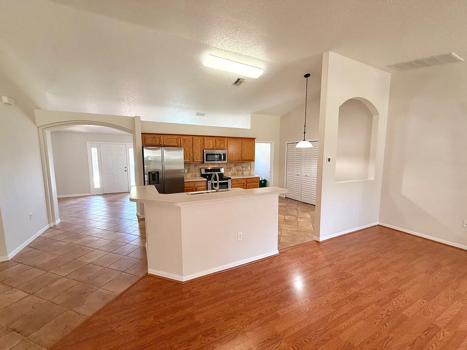 3 bed, 2020 sqft, $2,150 — Photo 4