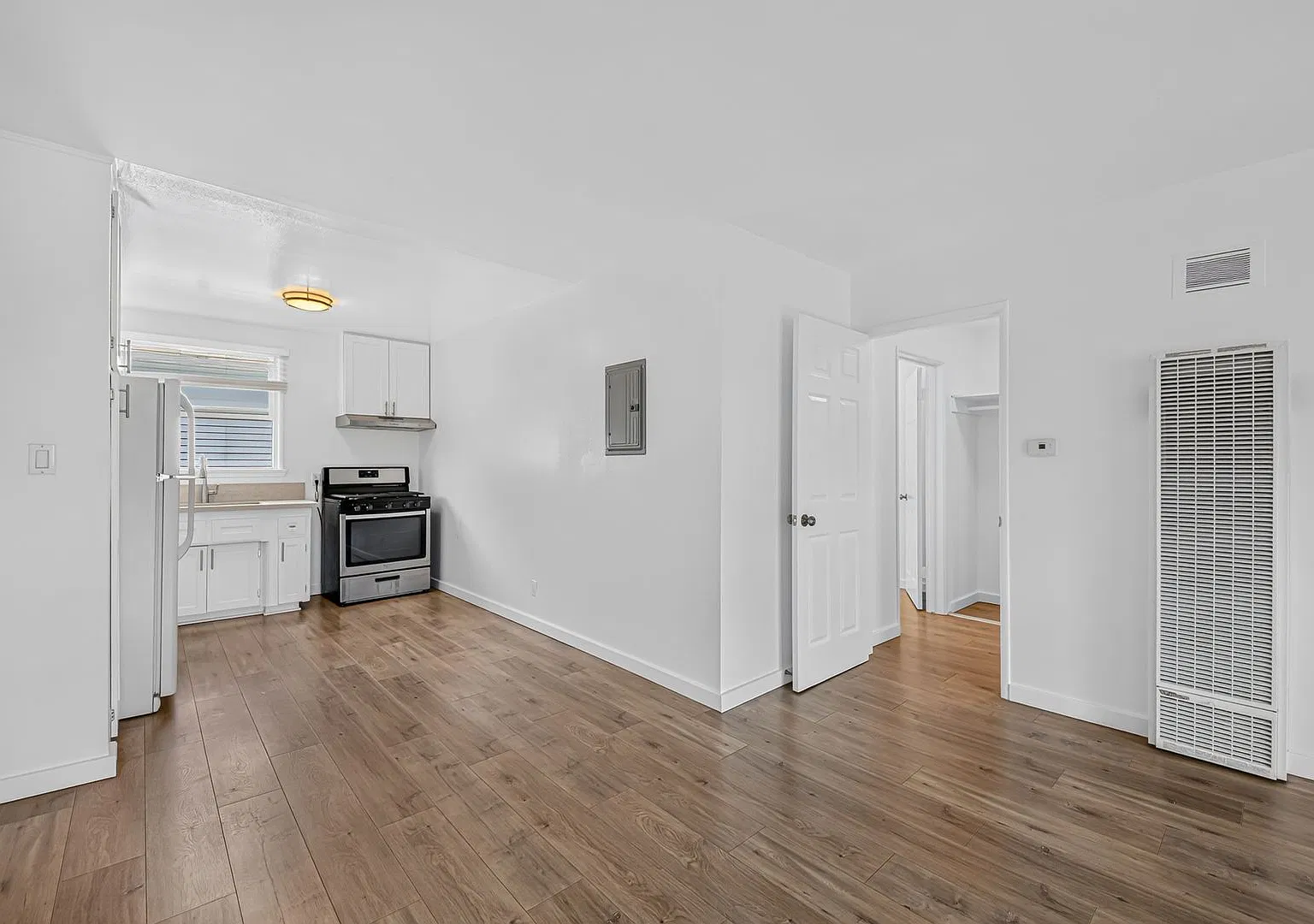 1521 E 2nd Street — Photo 1