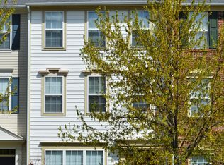 26030 Priesters Pond Dr, Chantilly, VA 20152