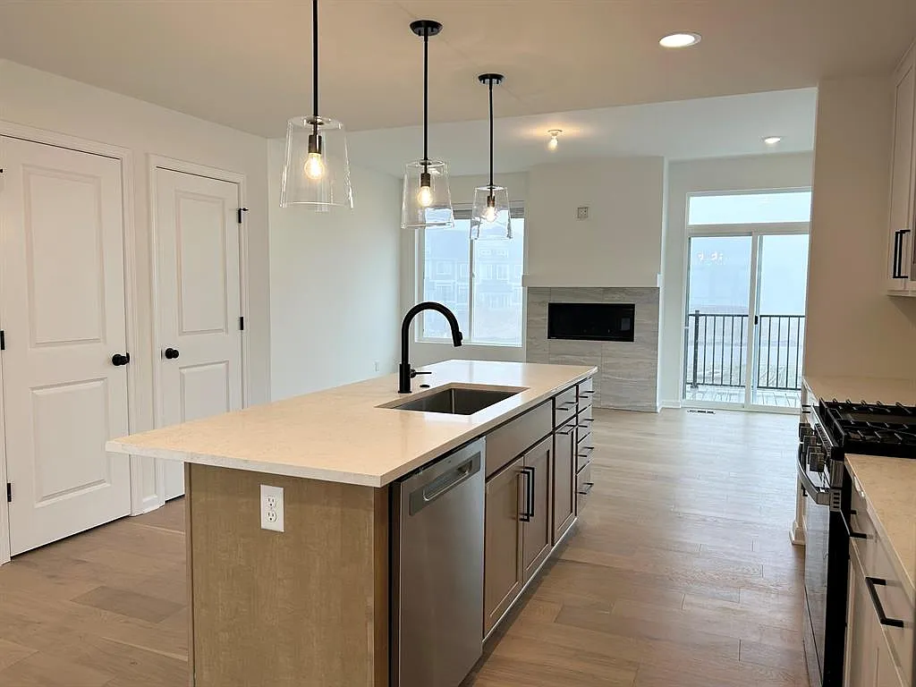 3 bed, 3.5 bath, 2130 sqft, $3,600 — Photo 4