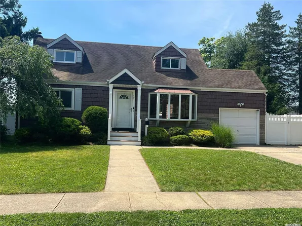 42 Raider Street, West Babylon, NY 11704
