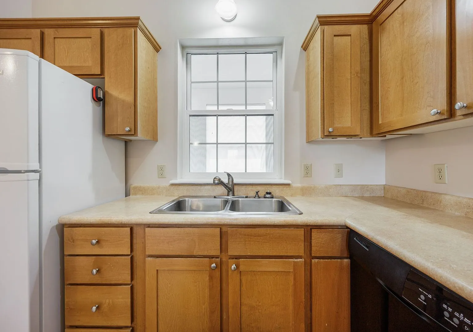 Peaceful 2-bedroom 1-bath Cottage with Deck, Privacy, and Scenic Views! $200 Utility fee pays for... — Photo 4