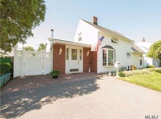 41 Walnut Ln, Hicksville, NY 11801