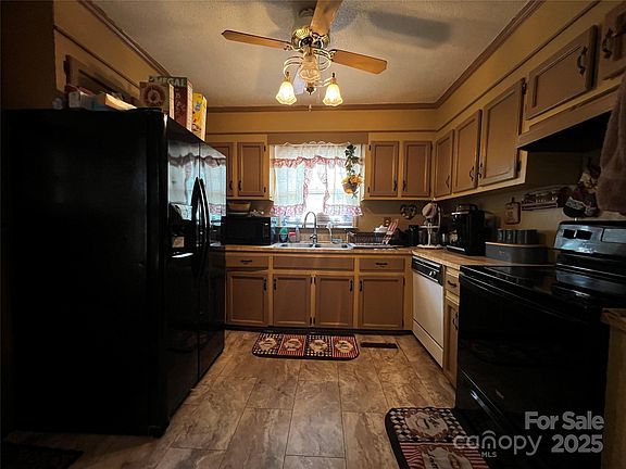 3rd image of 204 Aspen Dr