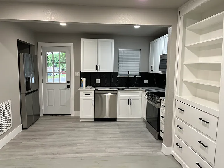 2925 N Travis St — Photo 5