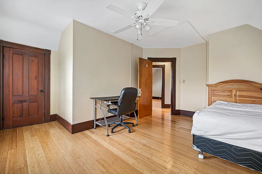 3 bed, 937 sqft, $2,100 — Photo 1