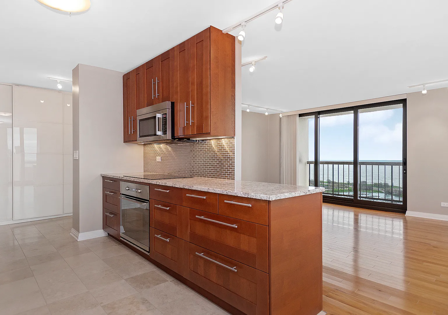 2 bed, 2.0 bath, 1350 sqft, $6,200 — Photo 3