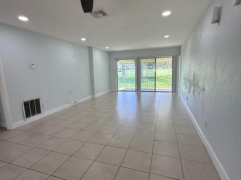 9640 NW 65th St #D10 — Photo 8