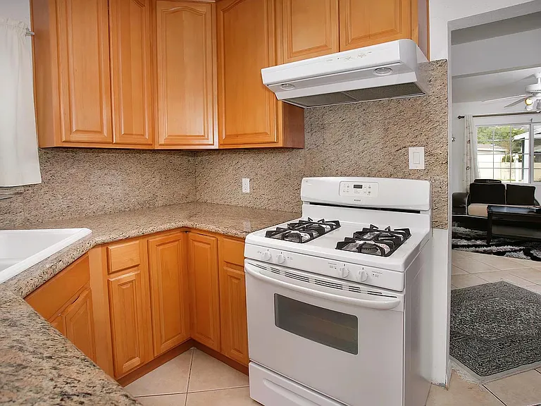 1040 Zook Dr — Photo 3